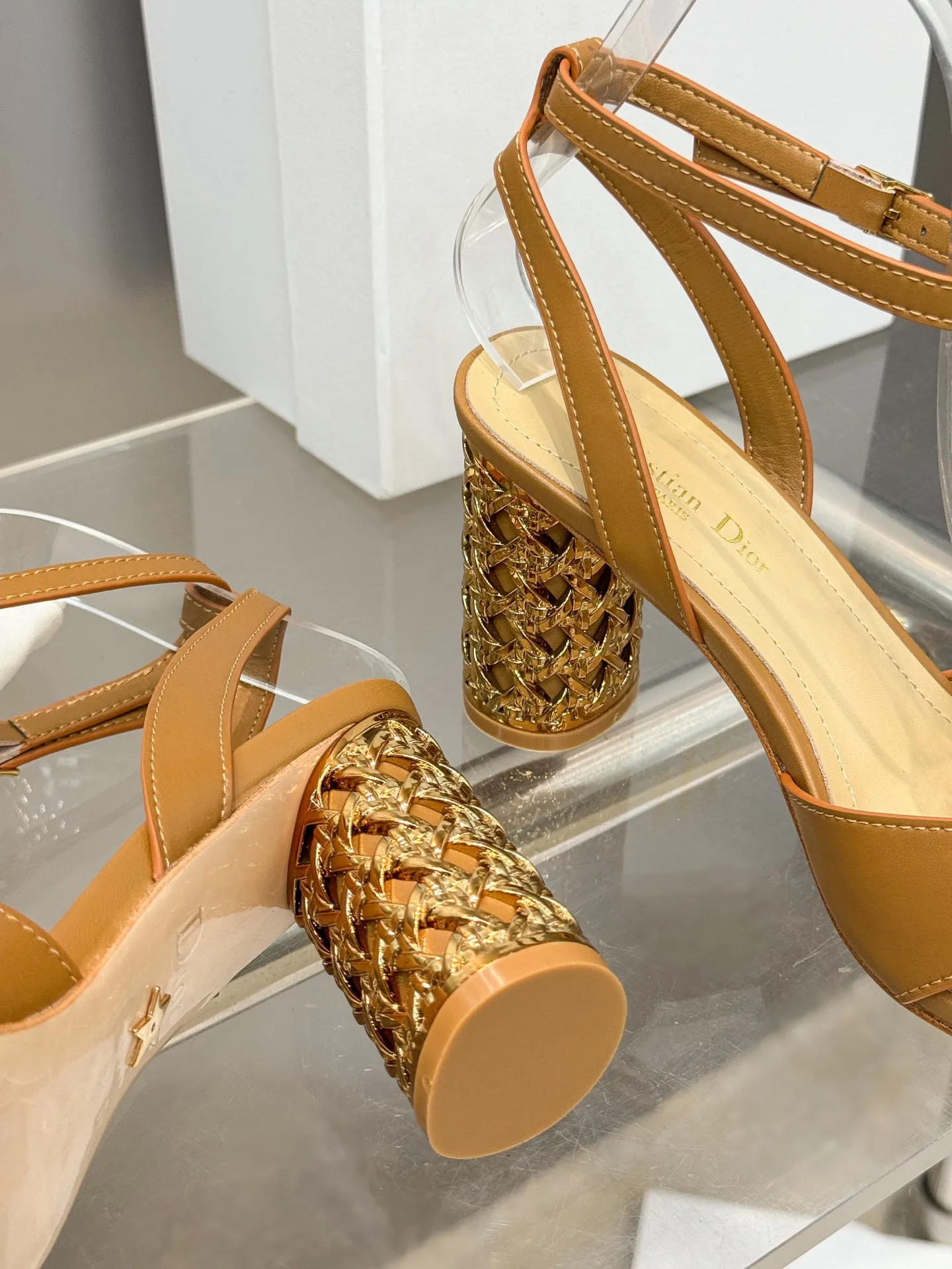 👟👟Ex-factory price 560👟👟 Dior 2024 autumn and winter new Icon series cylindrical heel ankle strap women's shoes CD star same style high-heeled round toe cross strap color matching sandals Material: imported full-grain calfskin upper + water-dyed sheepskin lining feet + Italian genuine leather outsole Heel height: 8.5CM Size: 35-42 Standard code (40.41.42. Customized, non-refundable)